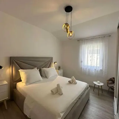 Two Bedroom With Terrace And Swimming Pool Apartman