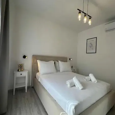 Apartman Two Bedroom With Terrace And Swimming Pool