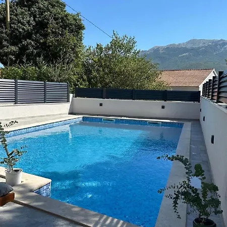 Two Bedroom With Terrace And Swimming Pool Apartman