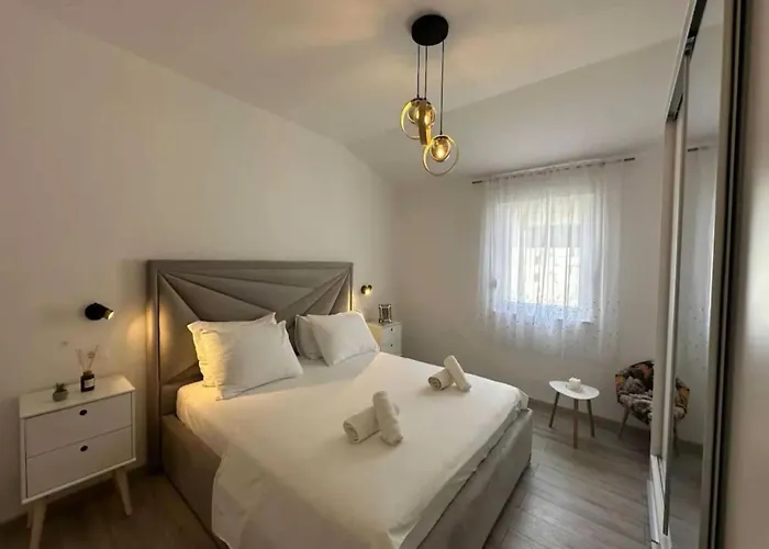 Two Bedroom With Terrace And Swimming Pool 아파트
